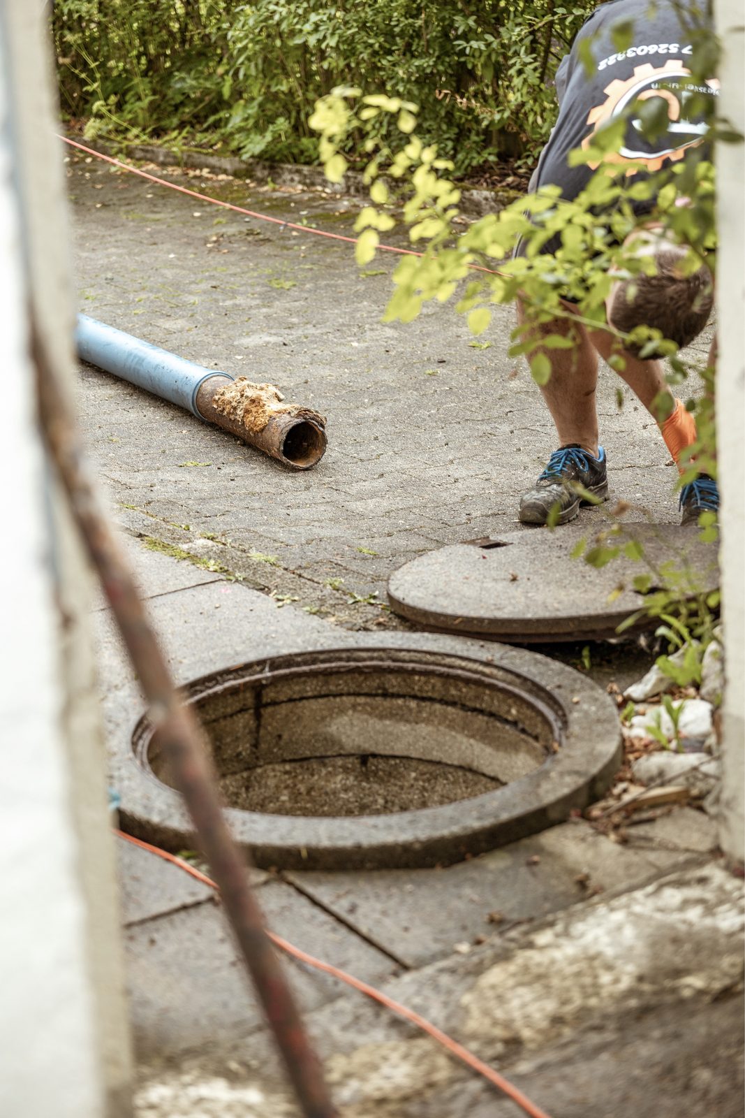 Offener Kanalschacht auf der Baustelle